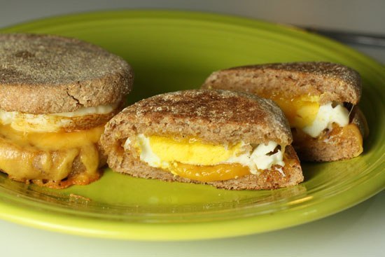 Милашки-бургеры с печёной яичницей и сыром на завтрак
