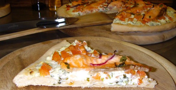 Пицца с семгой и нежным сливочным сыром